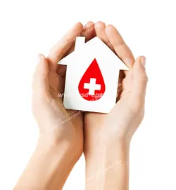 عکس با کیفیت ماکت خانه با نماد جعبه کمکهای اولیه در بین دستان