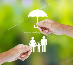 عکس با کیفیت نمادین آدمک های اعضای خانواده با نماد چتر بر روی سر آنها به منظور حمایت و بیمه خانواده