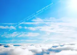 عکس با کیفیت نمای آسمان آبی و نیلی رنگ بالای ابرها از پنجره هواپیما