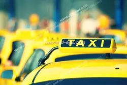 عکس با کیفیت صف تاکسی های زرد با نماد یا علامت کابین تاکسی با متن TAXI