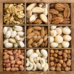 عکس با کیفیت ظرف بسته بندی آجیل چوبی حاوی مغزهای گردو ّ بادام زمینی ، پسته ، بادام درختی ، بادام هندی و فندق