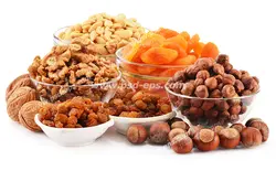 عکس با کیفیت ظرف های پر از آجیل و کشته از سه مغز گردو ، فندق و بادام زمینی و کشته زردآلو ، کشمش