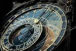 عکس با کیفیت نمای نزدیک از ساعت و قطب نمای قدیمی