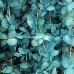 عکس با کیفیت شاخه ها یا ریسه های گل مصنوعی آبی رنگ