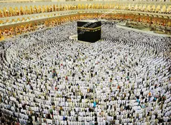 عکس با کیفیت تصویری از جمعیت زیادی از حاجیان در حال طواف بر گرداگرد کعبه
