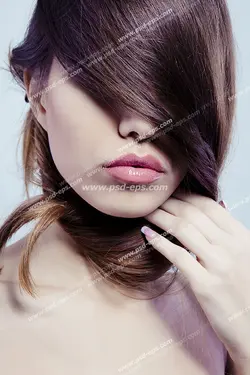 عکس با کیفیت بانویی با موهای بلند و قهوه ای رنگ بر روی صورت خود