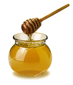 عکس با کیفیت برداشتن عسل از شیشه آن با قاشق مخصوص چوبی بامبو
