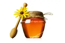 عکس با کیفیت شیشه عسل در کنار قاشق مخصوص عسل و گل بابونه
