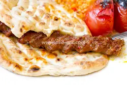 عکس با کیفیت یک سیخ کباب کوبیده با گوجه و نان تافتون