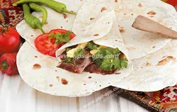 عکس با کیفیت کباب برگ با نان تازه محلی یا ساندویچ گوشت با جعفری و سیب زمینی خلالی