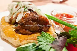 عکس با کیفیت تکه ای مرغ سوخاری با پیاز و جعفری همراه سالاد