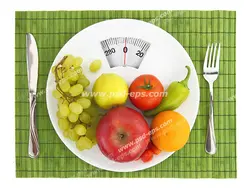 عکس با کیفیت میوه و صیفی جات درون بشقابی به شکل ترازو تصویری نمادین از مواد غذایی کم کالری