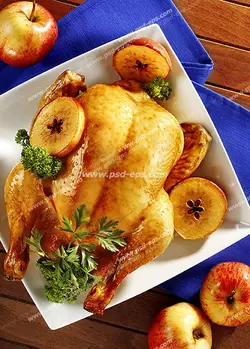 عکس با کیفیت مرغ سوخاری شکم پر با حلقه های سیب و سبزی درون بشقاب چینی