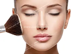 عکس با کیفیت چهره و فون بانویی در حال استفاده از کرم پودر یا کانسیلر با چتکه ای بزرگ