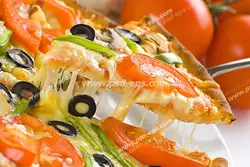 عکس با کیفیت جدا کردن برشی از پیتزای قارچ و سبزی جات با پنیر پیتزای فراوان