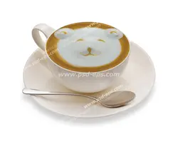 عکس با کیفیت فنجان و نعلبکی چینی سفید رنگ حاوی نسکافه یا کاپوچینو یا کافی میکس با طرح صورت خرس به همراه قاشق