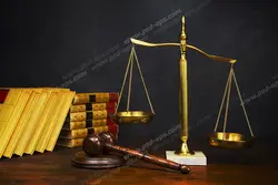 عکس با کیفیت ترازوی عدالت طلایی رنگ با کتاب های قانون و چکش قاضی بر روی میز