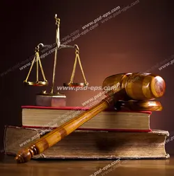 عکس با کیفیت چکش قاضی و کتاب قانون بر روی میز قاضی با ترازوی عدالت