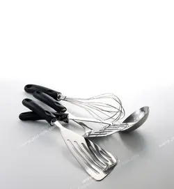 عکس با کیفیت سرویس کفگیر ملاقه استیل با دسته های مشکی بر روی زمینه توسی رنگ