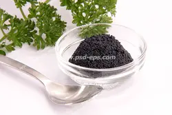 عکس با کیفیت خاویار یا تخم ماهیان خاویاری درون پیاله بلوری در کنار چند برگ سبزی جعفری