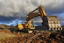 عکس با کیفیت نمای روبرو از بیل مکانیکی در حال حفر گودال یا گودبرداری در زمین های خاکی