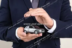 عکس با کیفیت نمادین بیمه خودرو با تصویر ایجاد سایه بان با دست بر روی ماکت ماشین اسباب بازی