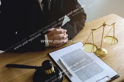 عکس با کیفیت میز قاضی دادگاه به همراه ترازوی عدالت ، چکش قاضی و پرونده