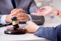 عکس با کیفیت قاضی پشت میزقضاوت همراه با چکش بر روی میز در حال بررسی شکایت