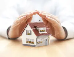 عکس با کیفیت نگه داشتن دست بر روی ماکت خانه با مضمون بیمه خانه در برابر حوادث و آتش سوزی