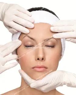 عکس با کیفیت دستان متخصصین زیبایی در حال معاینه جهت تزریق ژل و بوتاکس برای بانوان