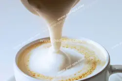 عکس با کیفیت ریختن شیر یا خامه درون فنجان قهوه یا نسکافه یا کافی میکس