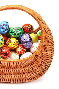عکس با کیفیت تخم مرغ های رنگی با طراحی های زیبا و رنگ های مختلف در داخل سبد حصیری