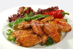 عکس با کیفیت بشقاب غذایی حاوی بال مرغ و فلفل قرمز و سبزی