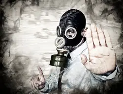 عکس با کیفیت فردی با ماسک ضد مواد شیمیایی در فضایی پر از دود در حال نشان دادن علامت stop با دست