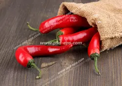 عکس با کیفیت کیسه ای کنفی حاوی چند عدد فلفل قرمز بر روی میزی چوبی