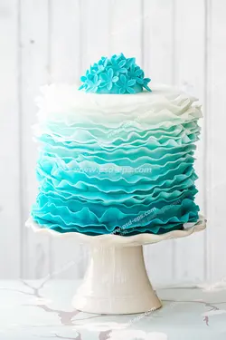 عکس با کیفیت کیک لایه ای با تزئین ورقه ای از رنگ آبی به سفید و تزئین با گل های آبی