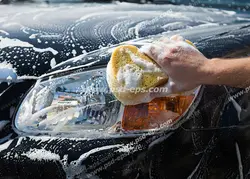 عکس با کیفیت شست و شوی ماشین سیاه رنگ بنز با دست و کف مواد شوینده