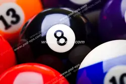 عکس با کیفیت نمای نزدیک از توپ های رنگارنگ بیلیارد با با شماره های مختلف