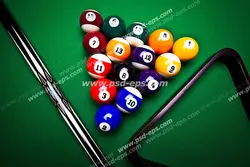 عکس با کیفیت قاب مثلثی بیلیارد و توپ های مرتب شده با آن در کنار چوب کیو