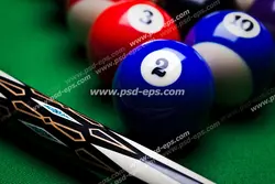 عکس با کیفیت نمای نزدیک از چوب بیلیارد در کنار توپ های قرمز و آبی بیلیارد