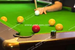 عکس با کیفیت بازی بیلیارد و بازیکن بیلیارد در حال ضربه زدن به توپ پیتوک