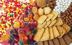 عکس با کیفیت انواع شکلات ها و پاستیل ها و بسکوئیت ها در کنار هم با چیدمانی زیبا