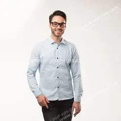 عکس با کیفیت تبلیغاتی جوانی خندان با پیراهن آبی و شلوار لی مناسب مدلینگ و تبلیغات فروشگاه ها و تولیدی های لباس