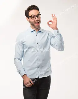 عکس با کیفیت جوانی با پیراهن آبی و شلوار جین یا لی خاکستری رنگ با علامت دست عالی مناسب مدلینگ