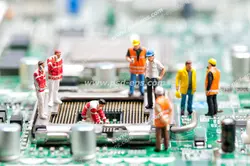 عکس با کیفیت عروسک های کارگر بر روی مدار الکترونیکی در حال تعمیر مدارهای الکتریکی