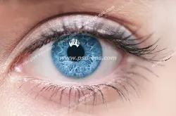 عکس با کیفیت نمای نزدیک از چشم آبی رنگ بانویی با مژه های لیفت شده