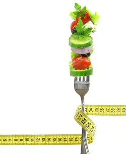 عکس با کیفیت نمادین از رژیم غذایی با سبزیجات و مواد خوراکی کم کالری و فیبردار