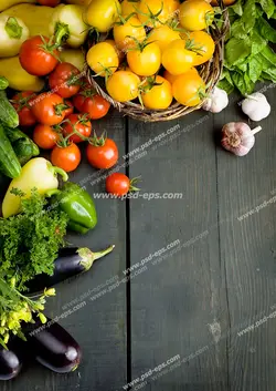 عکس با کیفیت سبزیجات مختلف اعم از گوجه فرنگی ، فلفل دلمه ، بادمجان ، خیار ، سیر و سبزی درون سبد چوبی بر روی میز چیده شده