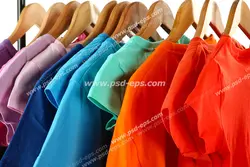 عکس با کیفیت رگال لباس های تیشرت و بلوز بچه گانه ، کودک و نوجوان با جالباسی های چوبی بامبو