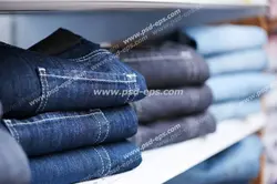 عکس با کیفیت لباس های جین یا لی از جمله شلوار و پیراهن لی با رنگ های آبی و خاکستری درون فروشگاه